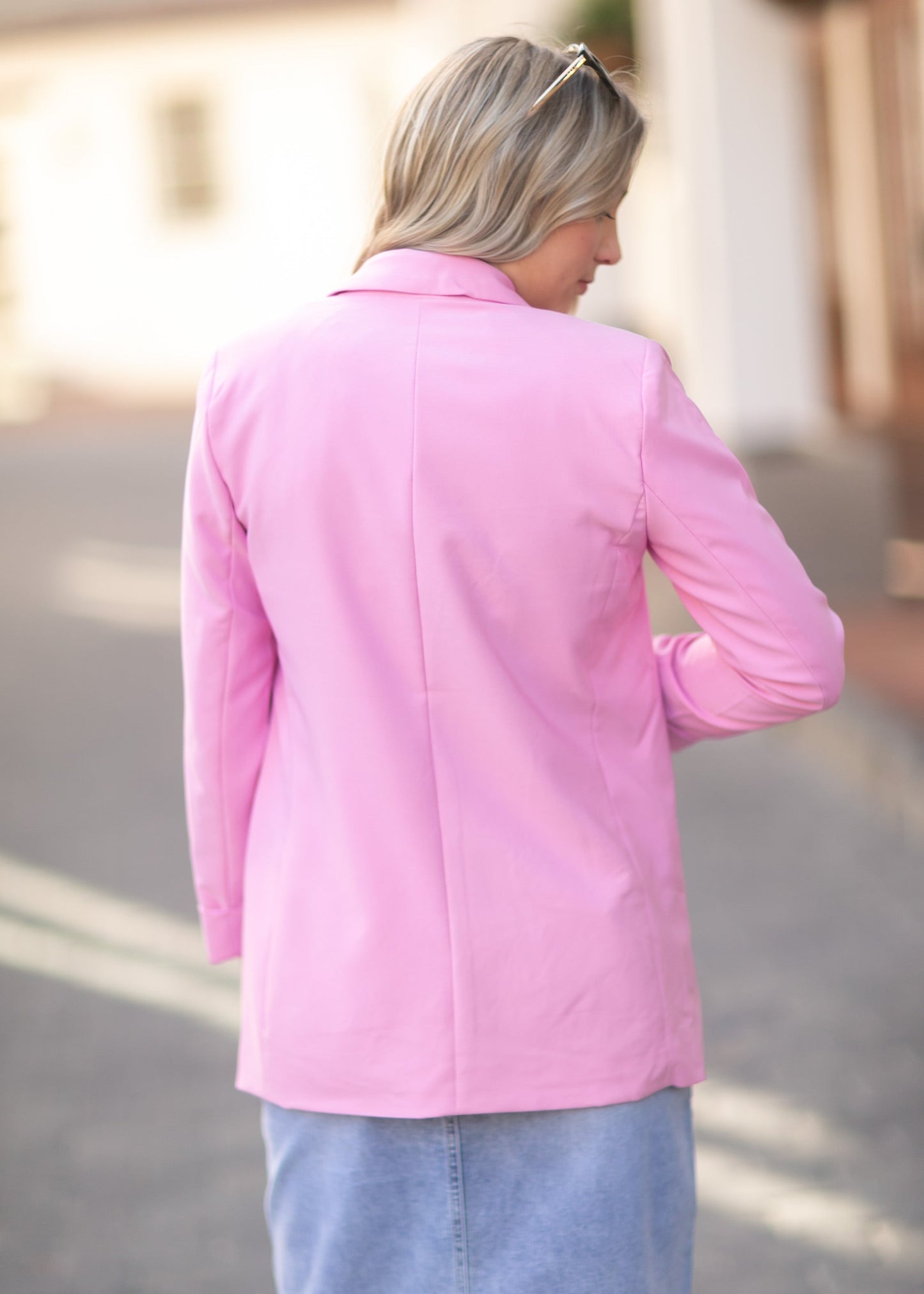 Basic Open Front Blazer features classic lapel collar, rolled up cuffs, and flat front hip pockets. This blazer is lined for a sleek fit.