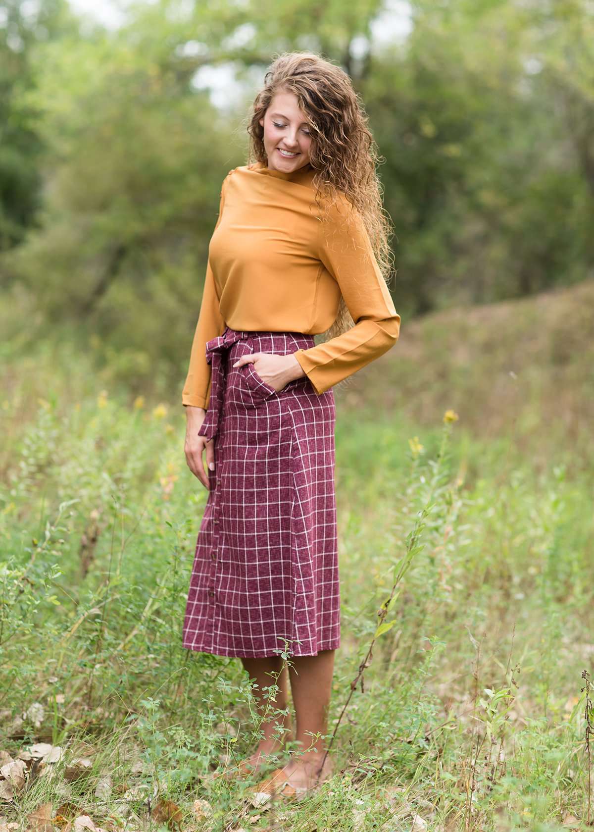 Burgandy with ivory stripe checkers on this below the knee midi skirt and buttons down the front with a back zip, detachable fabric belt and 2 front pockets.