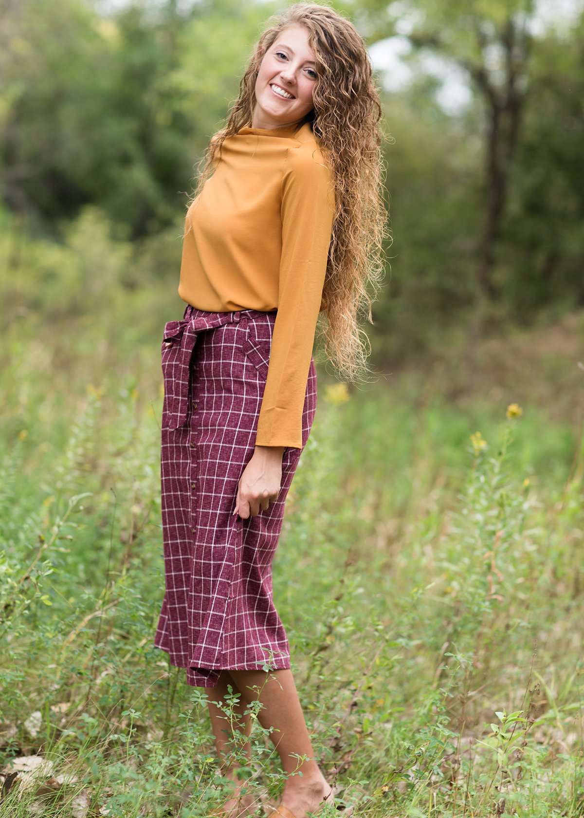Burgandy with ivory stripe checkers on this below the knee midi skirt and buttons down the front with a back zip, detachable fabric belt and 2 front pockets.