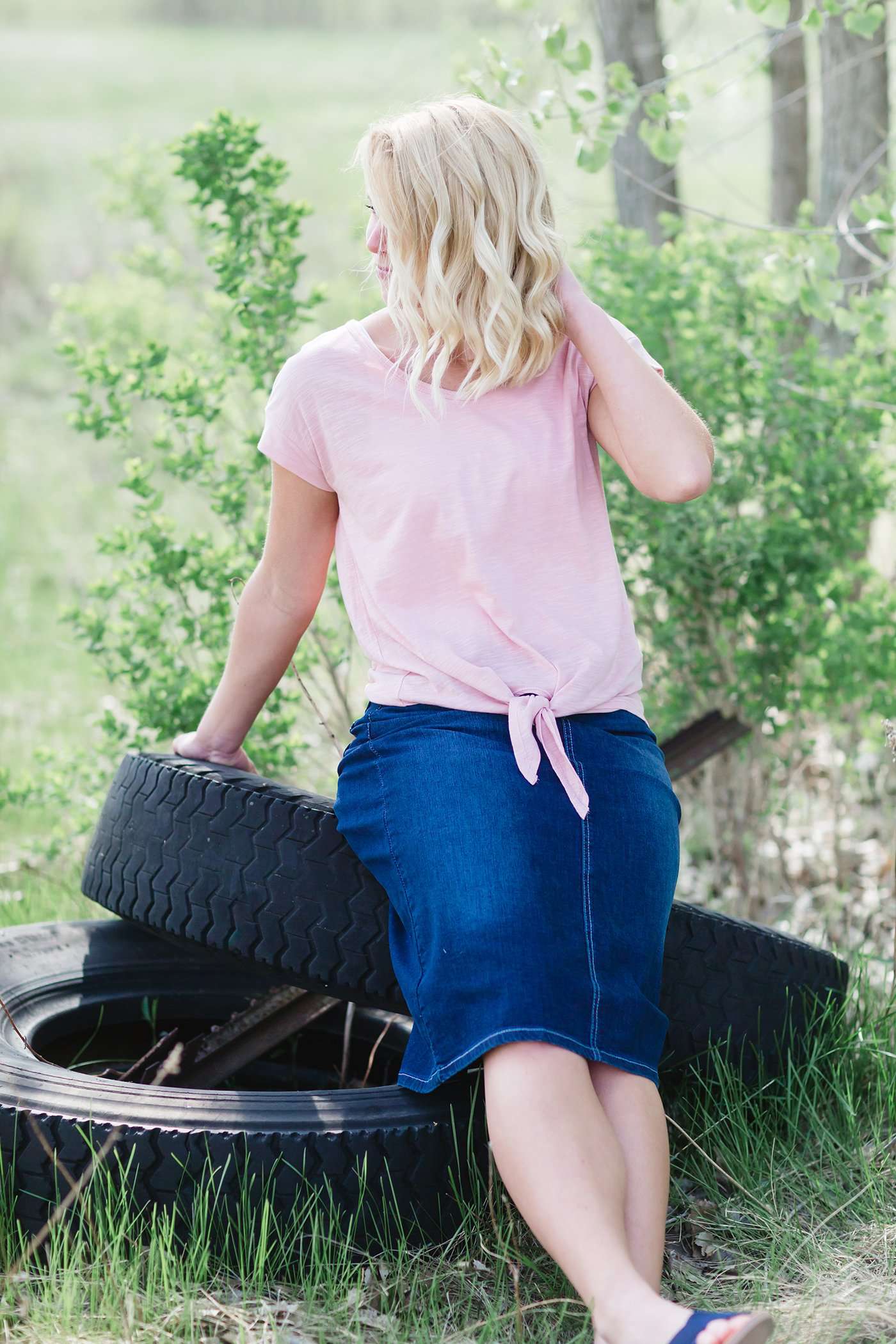 Mauve or white subtle v-neck tee with tie front.