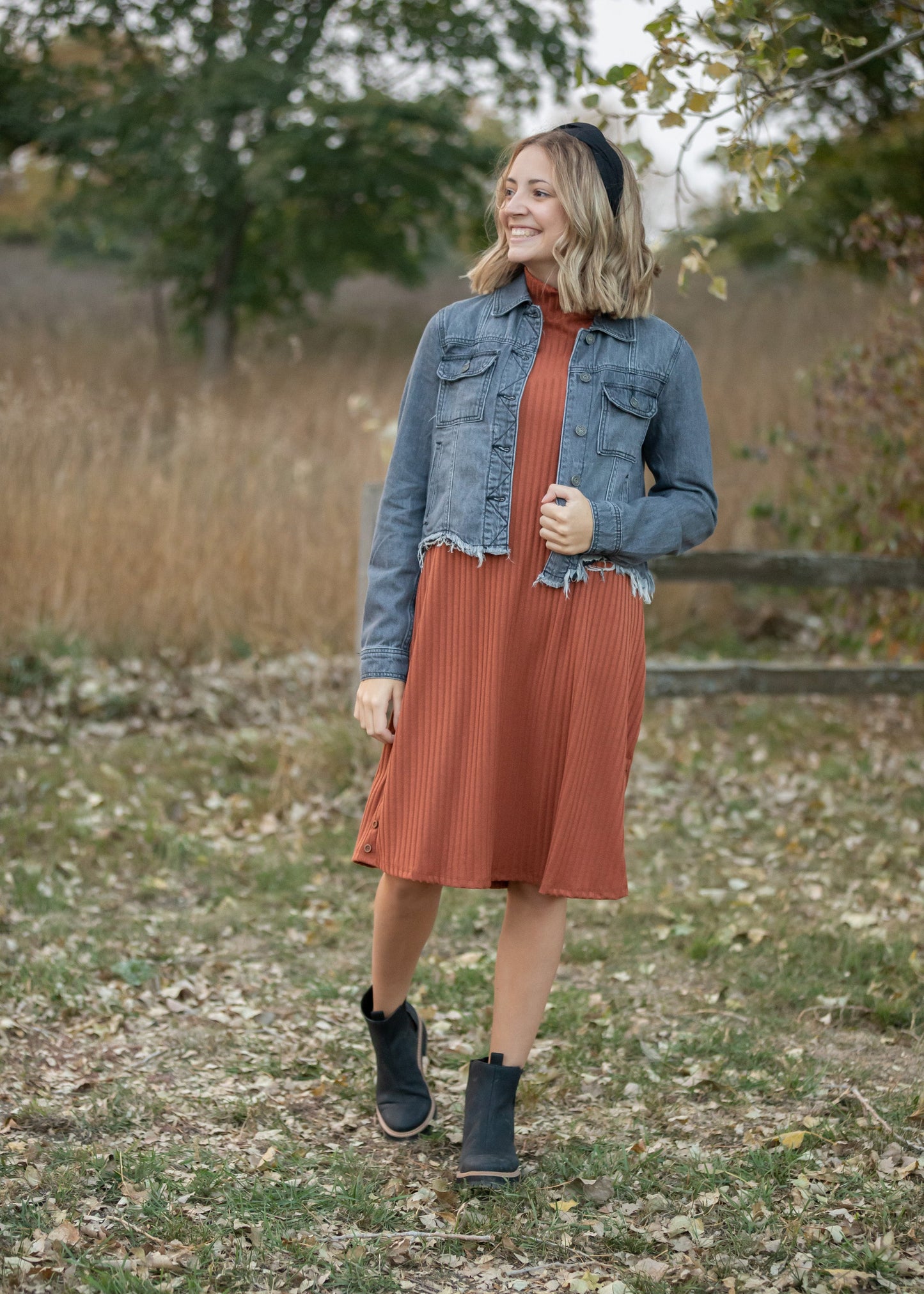 This Gray Fitted Jacket with Uneven Hem is easy to layer over all of your basics! Tailored in a gray cotton blend material, with fully functional front buttons, visible stitching, and a classic collar. The button details continue with at the two chest pockets perfect for holding all the things, and the cuffs also button! There is a raw frayed hem for elevated style! Layer this jacket over your favorite knit dress for classy casual looks all season long!