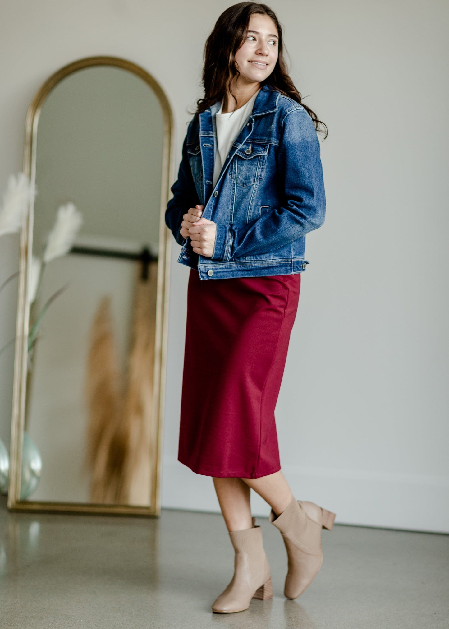 This is the quinn knit midi skirt that is made of high quality knit with a stretch waistband and is in a streight fit.