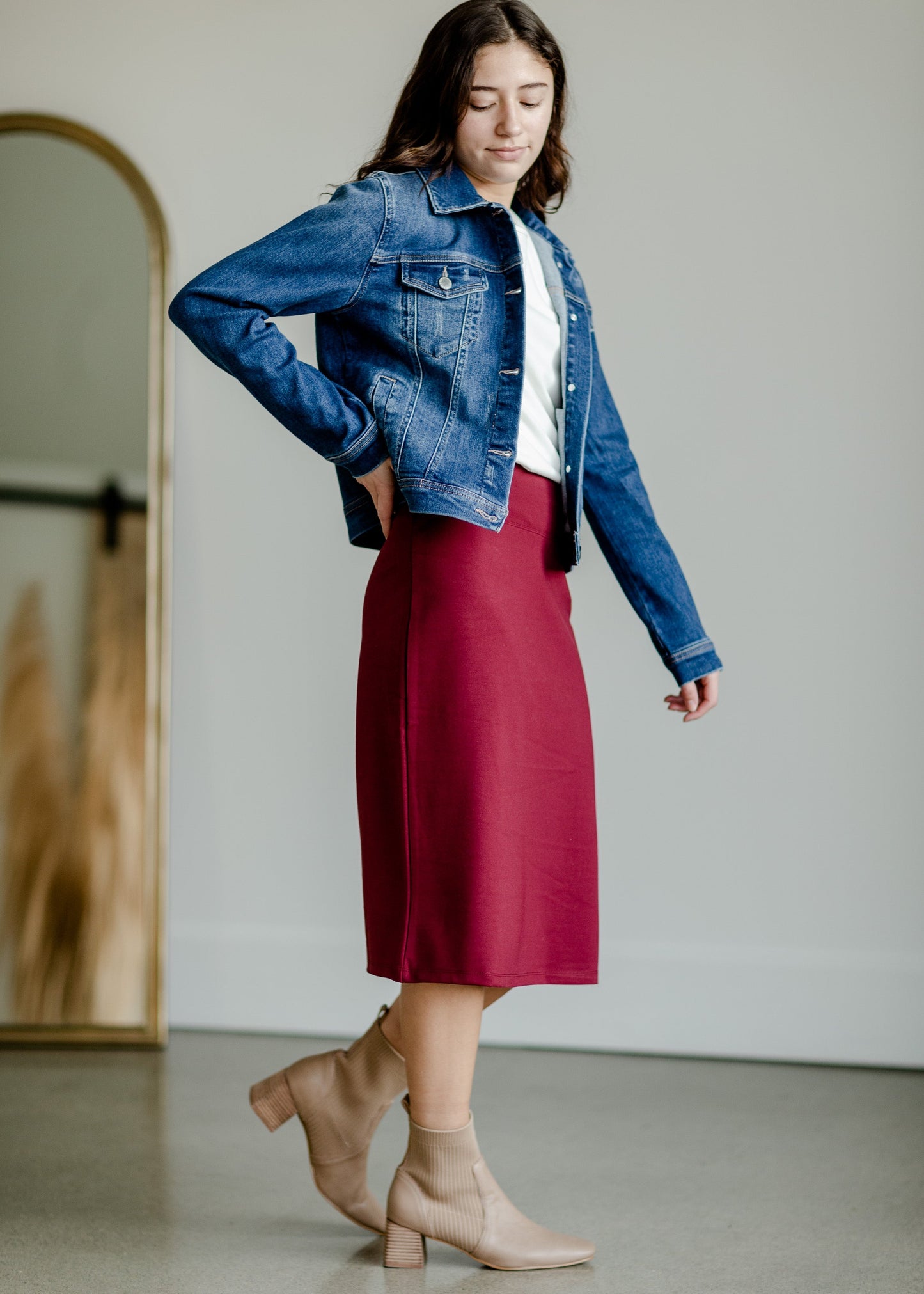 This is the quinn knit midi skirt that is made of high quality knit with a stretch waistband and is in a streight fit.