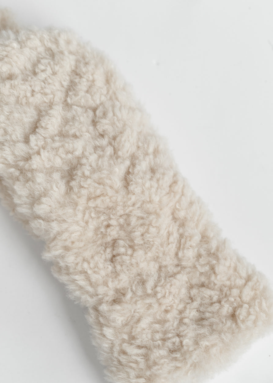 Beige curly faux shearling mittens with rounded cuffs and cozy textured finish.