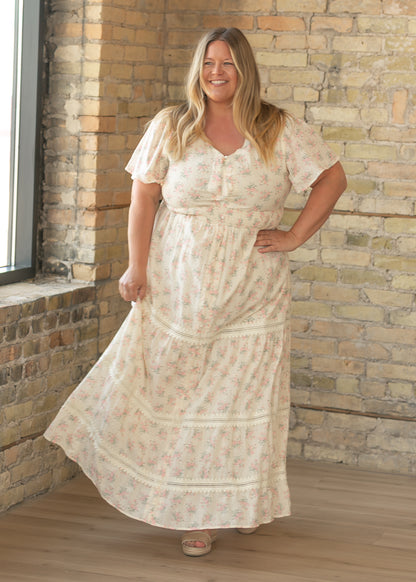 Romantic floral maxi dress with flowing skirt and v-neckline