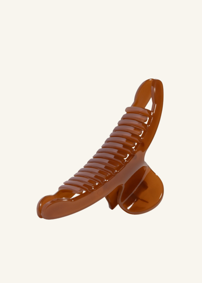 Side view of Kitsch™ mocha arched hair clip showing the curved claw design and interlocking teeth.