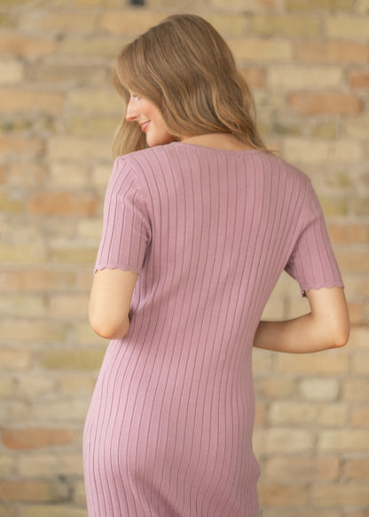Comfortable midi-length knit dress with vertical rib texture