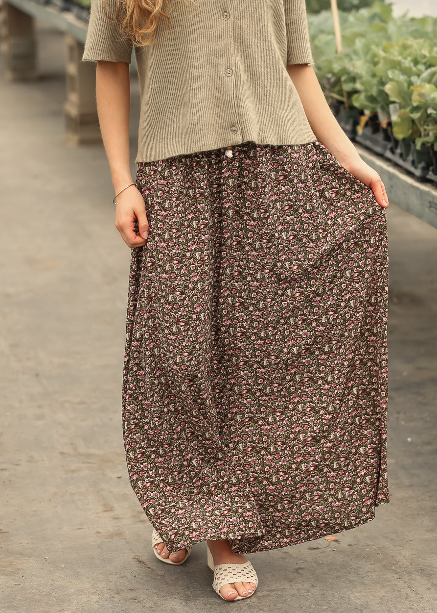 Flowy floral maxi skirt with feminine silhouette