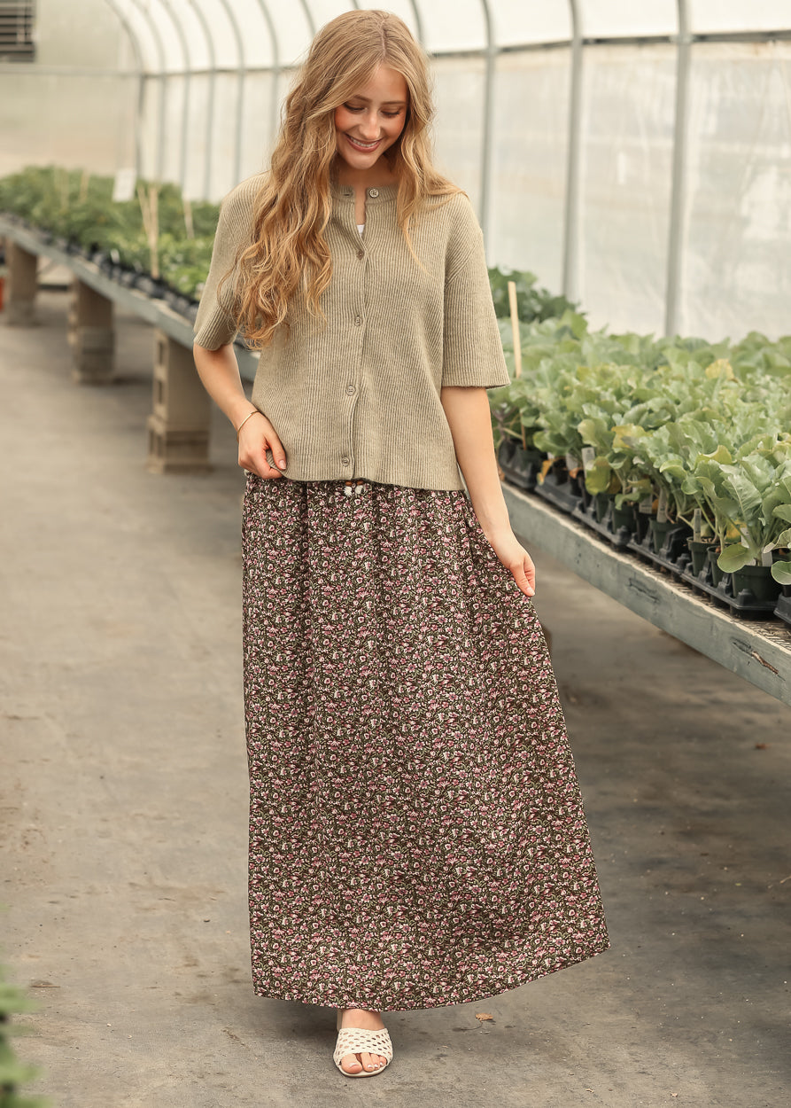 Flowy floral maxi skirt with feminine silhouette