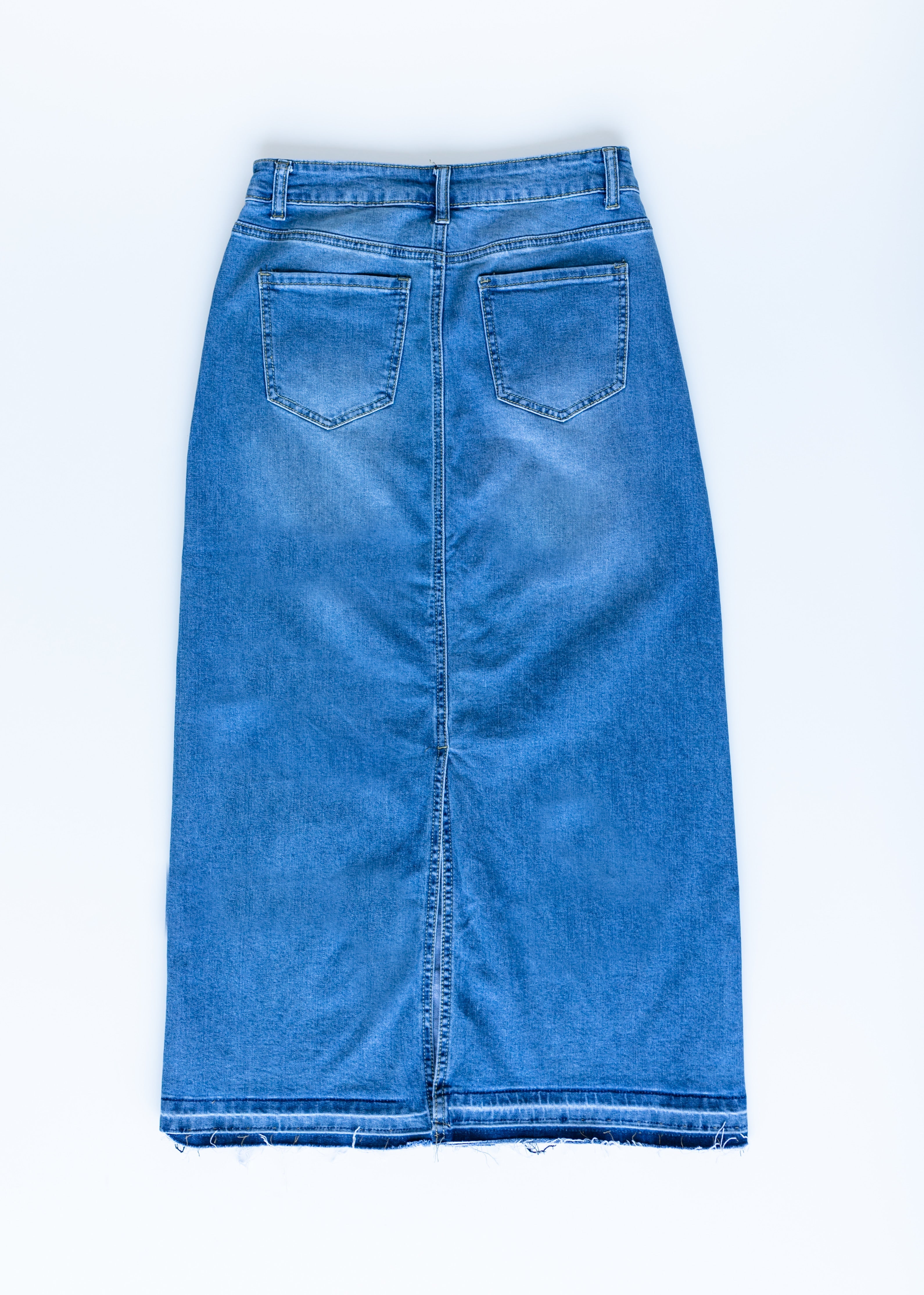 Stretch denim skirt with longer front S/M-L/XL. Odzież jeansowa.  Hurtownia-Kesi | Women's Clothing Wholesaler