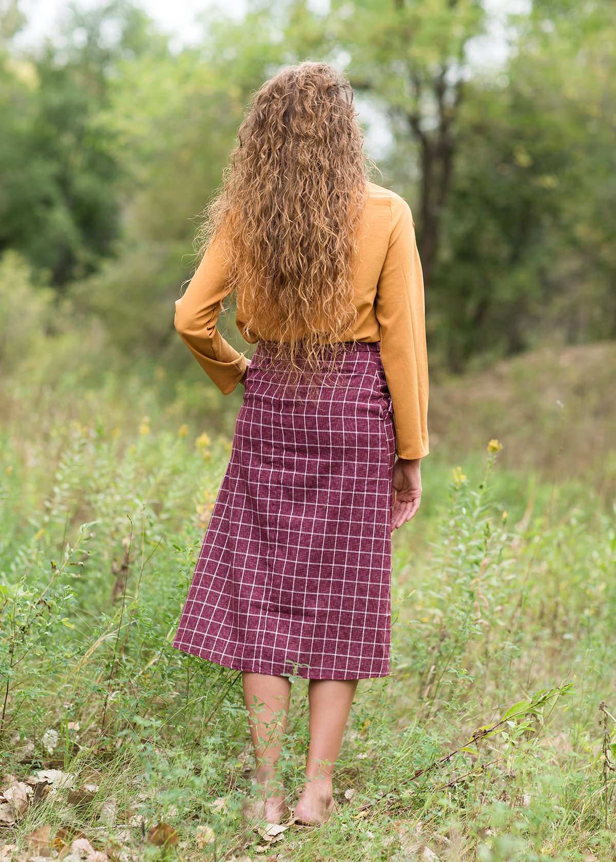 Burgandy with ivory stripe checkers on this below the knee midi skirt and buttons down the front with a back zip, detachable fabric belt and 2 front pockets.