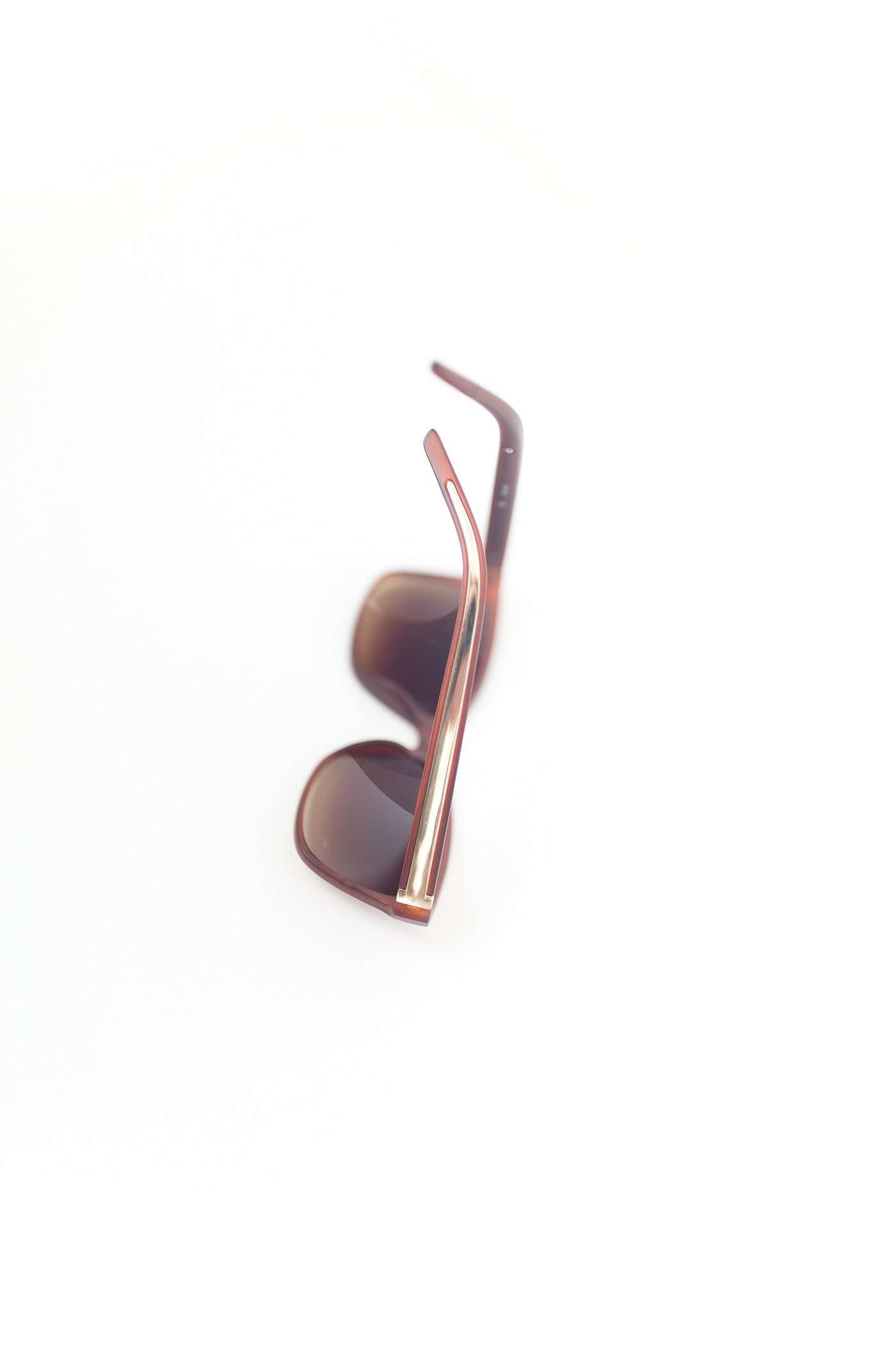 UV 400 protection classic fit sunglasses. Gold accent on the side, comes in black, toroishell, brown or beige.