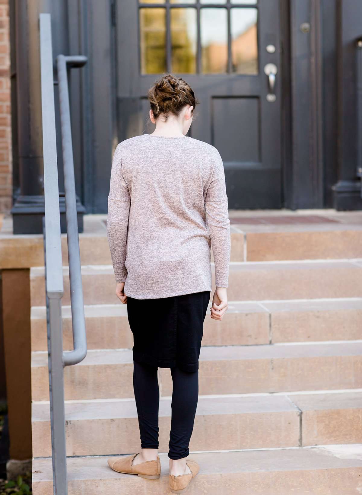 Girl at The University Of Minnesota wearing a heather gray, mauve, cream front knot top