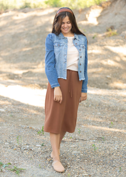 Thoughtfully designed here at Inherit, the Jordan Rust Knit Midi Skirt is ready for a casual day of running errands, working in the office, or hanging out with family while being confidently you! This midi skirt features an elastic waist with an adjustable drawstring so you can tailor it to how you prefer! There are kangaroo style pockets on the side that can hold all the things! Made from high quality knit fabric, this skirt makes dressing a breeze!
