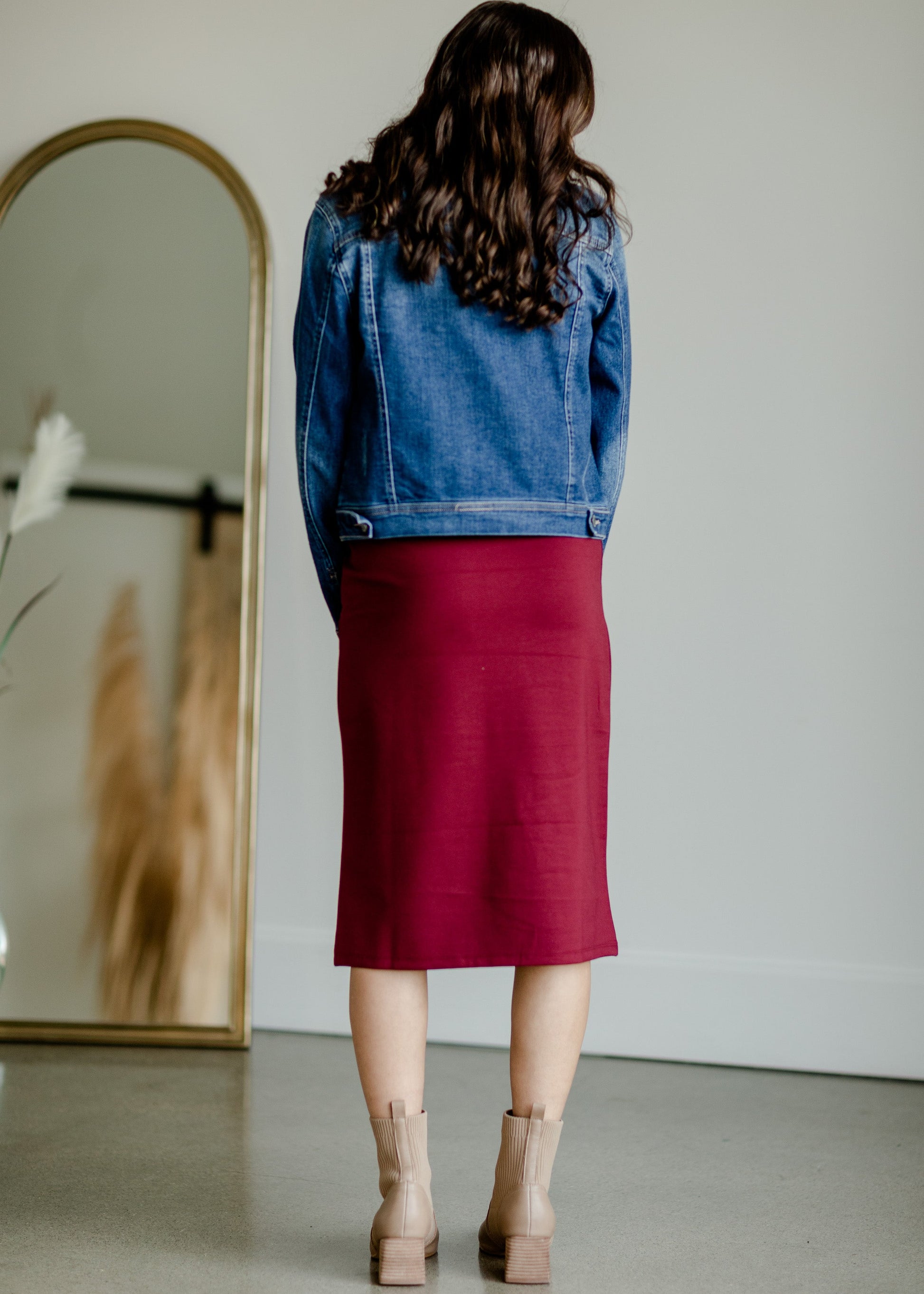 This is the quinn knit midi skirt that is made of high quality knit with a stretch waistband and is in a streight fit.