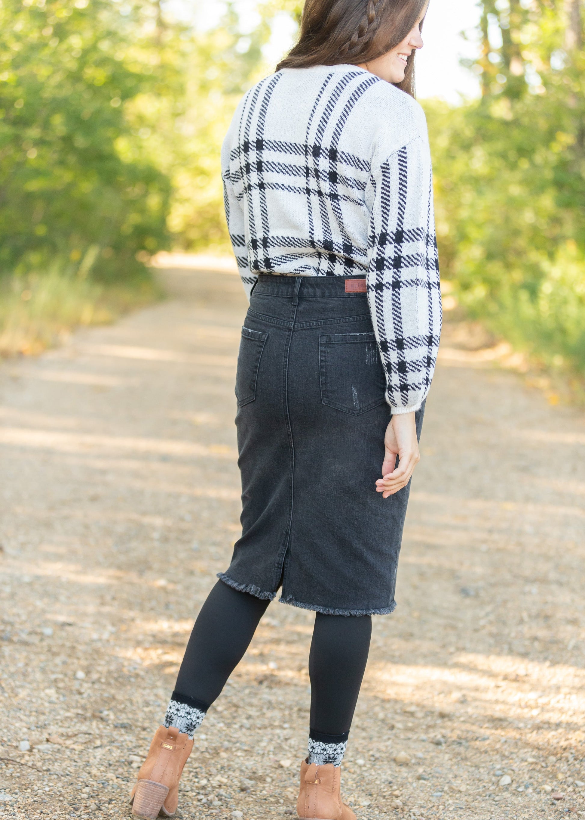 Crafted from a cotton blend, this Zoey Frayed Hem Black Denim Midi Skirt is an Inherit Design you'll be reaching for again and again! This skirt has an on-trend, yet classic style to it. There is slight distressing and the raw hem is the perfect finishing touch!